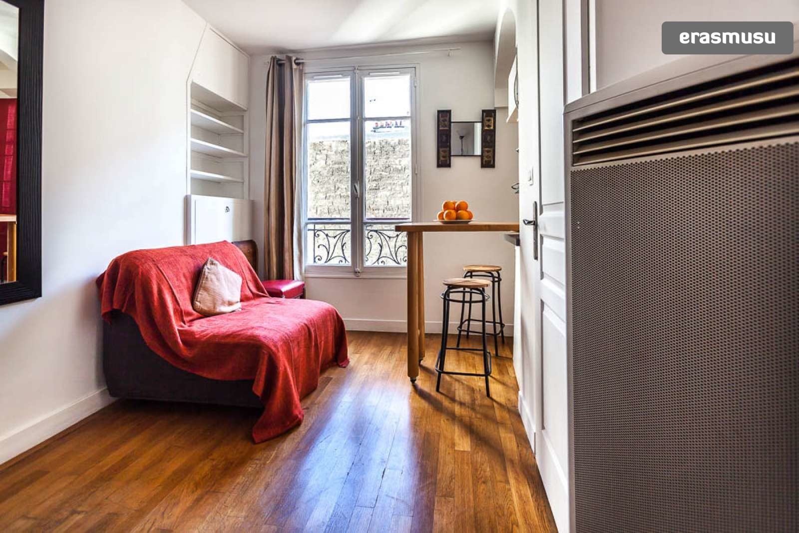 Sunfilled studio apartment for rent in Montmartre, 18th arrondissement bail de mobilité Rent