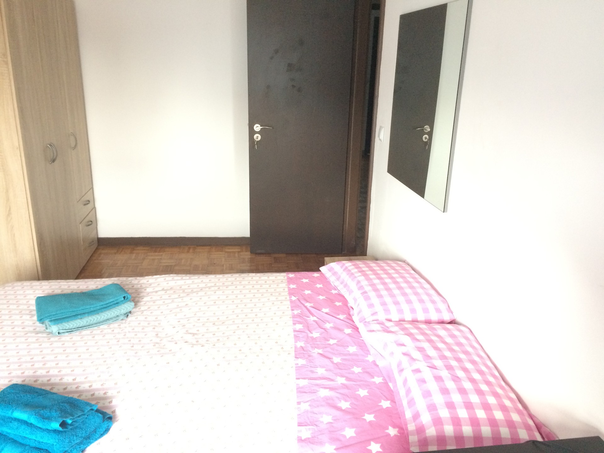 Sunny double bed near Polo University section, metro and bus transportation