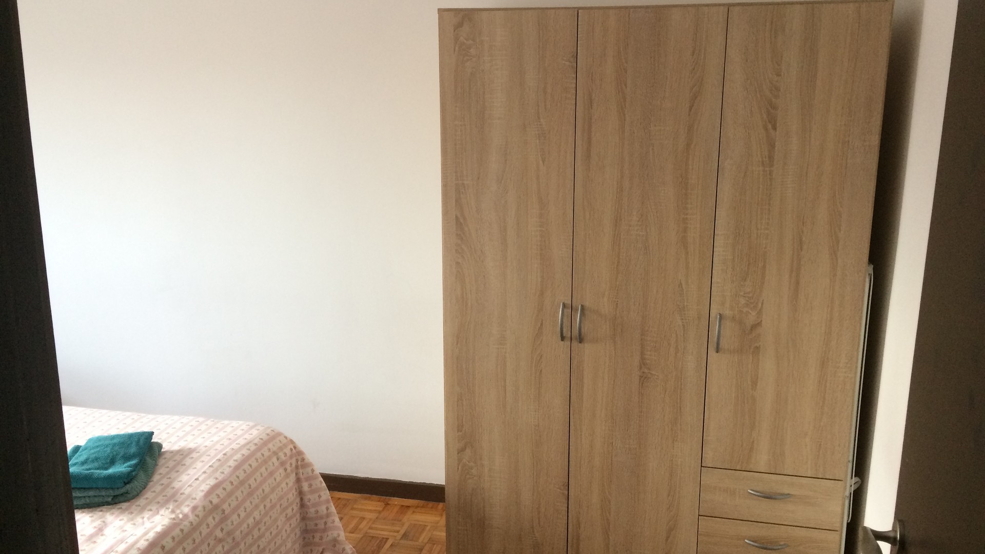 Sunny double bed near Polo University section, metro and bus transportation