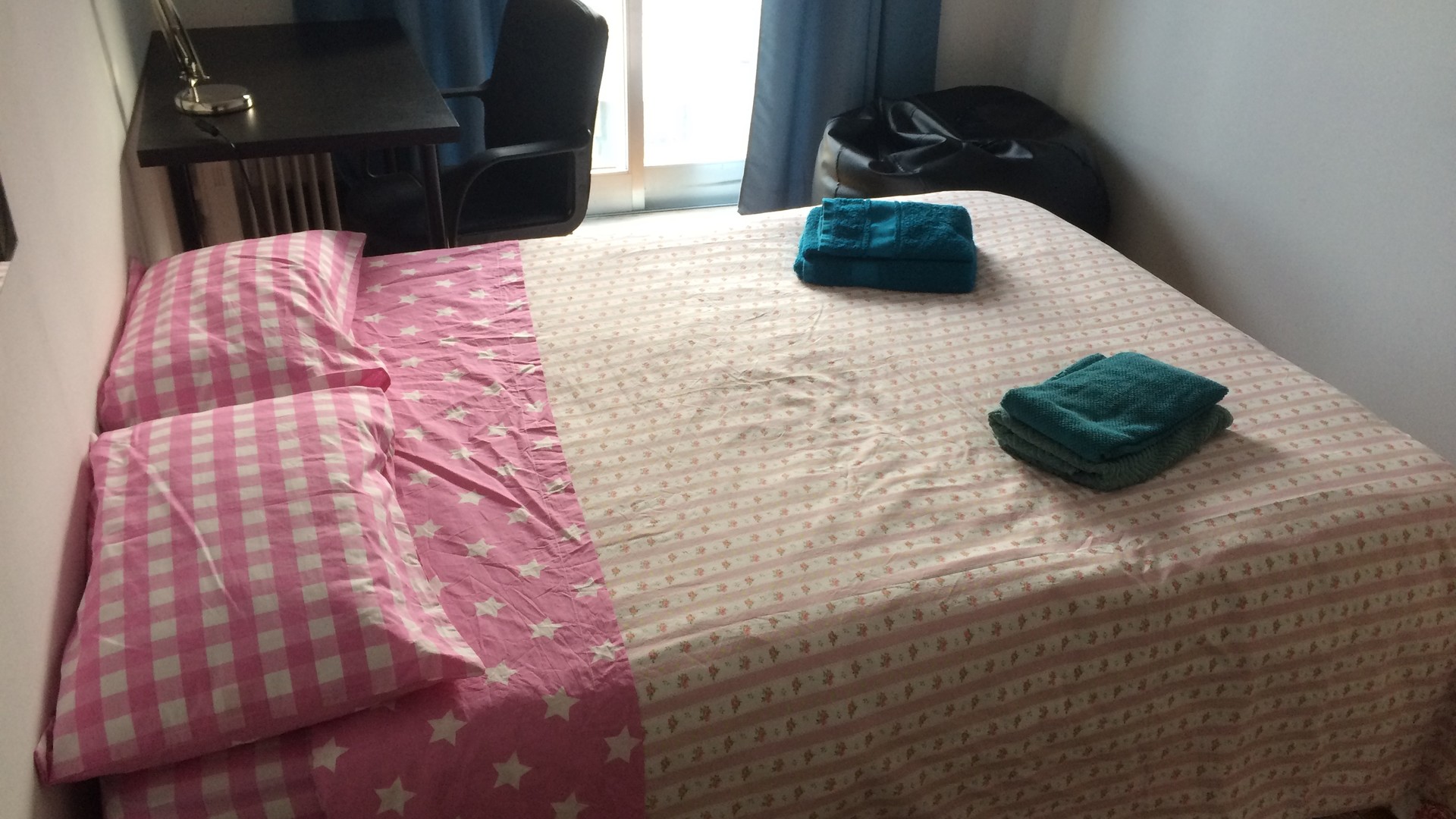 Sunny double bed near Polo University section, metro and bus transportation