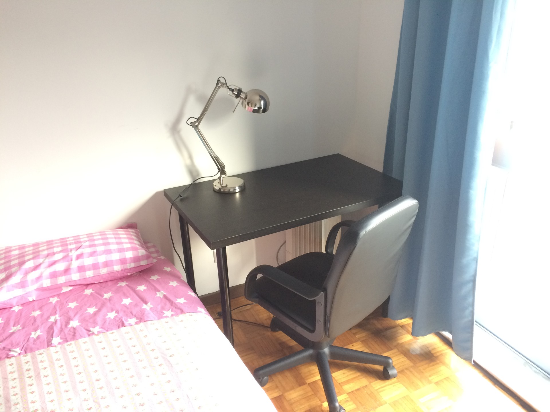 Sunny double bed near Polo University section, metro and bus transportation