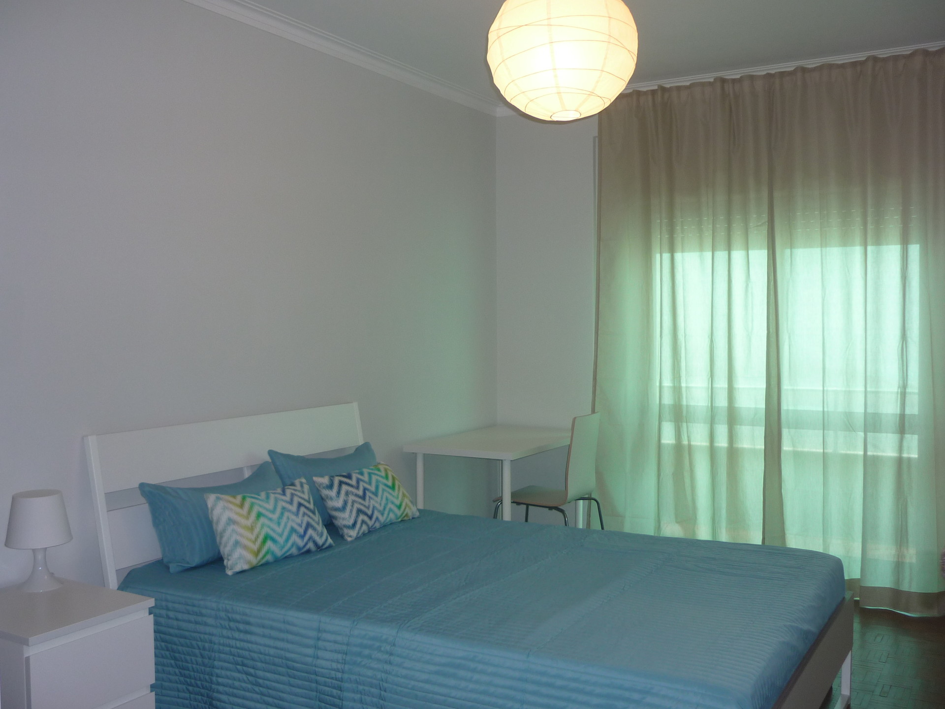 Sunny Room near Alfornelos Subway station and near Universidade Europeia