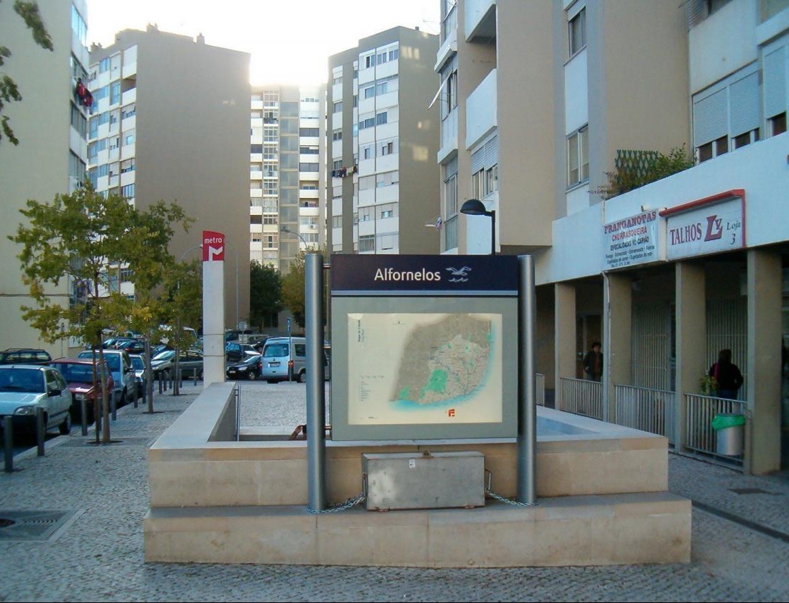 Sunny Room near Alfornelos Subway station and near Universidade Europeia