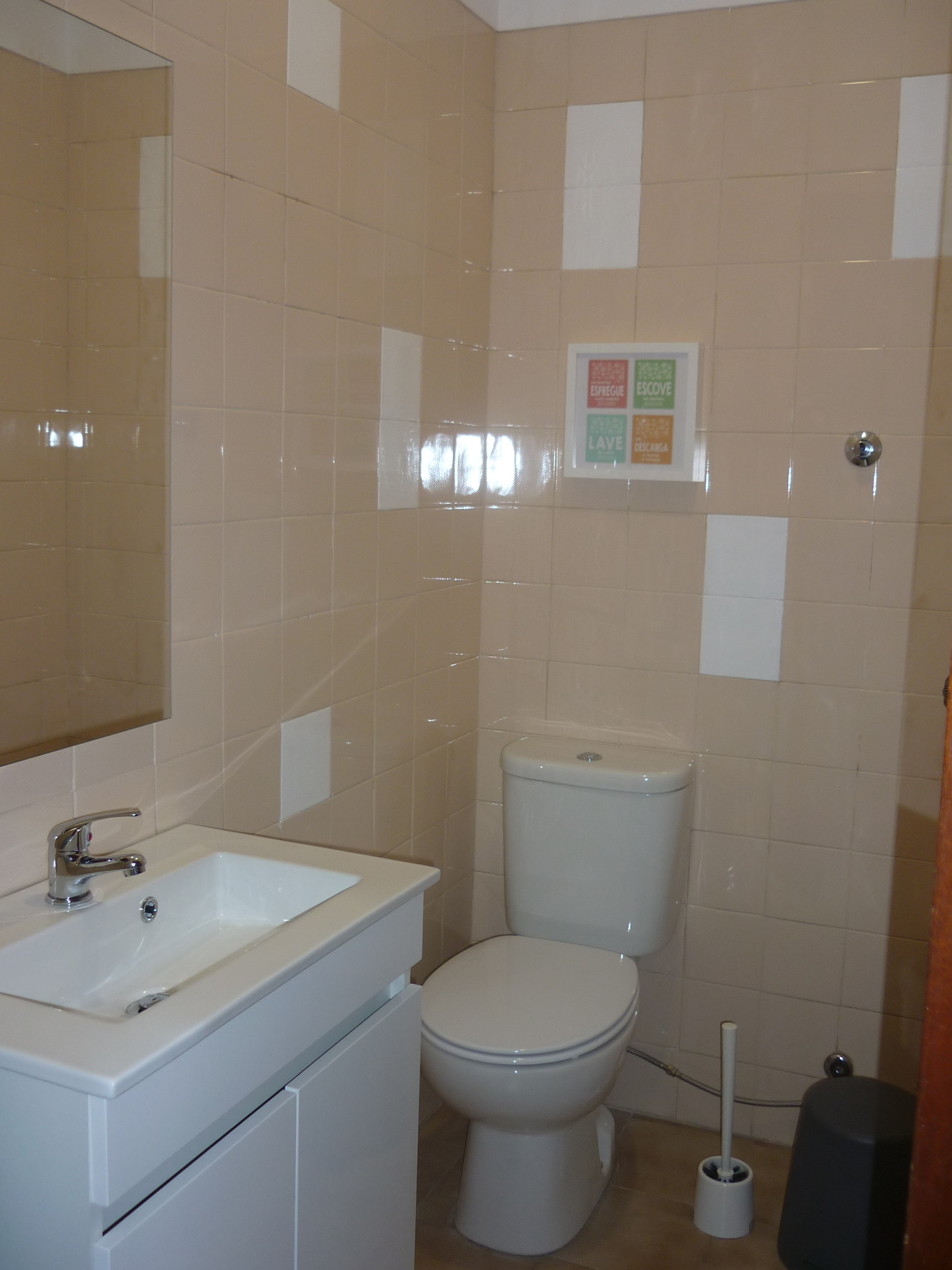 Sunny Room near Alfornelos Subway station and near Universidade Europeia