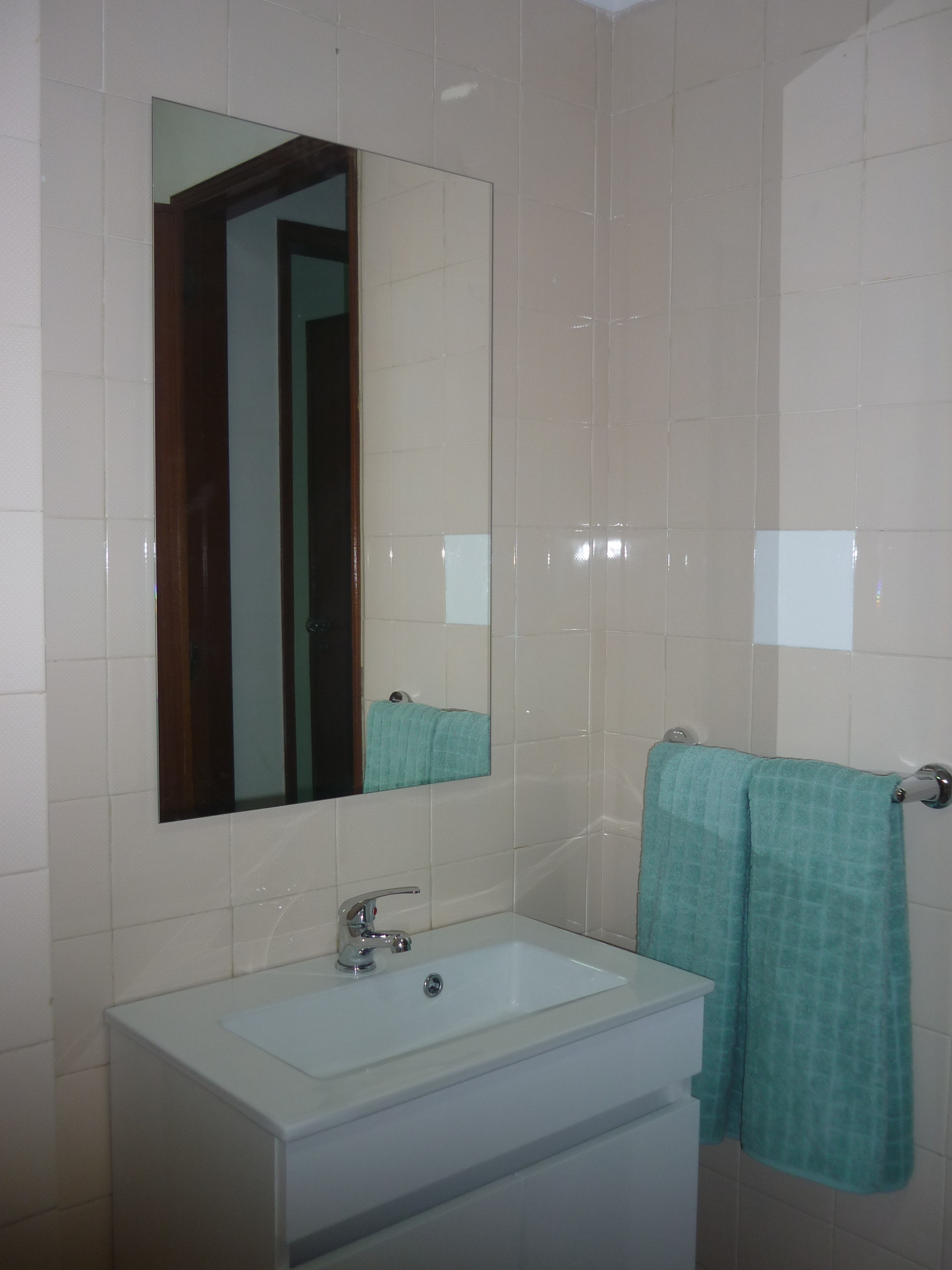 Sunny Room near Alfornelos Subway station and near Universidade Europeia