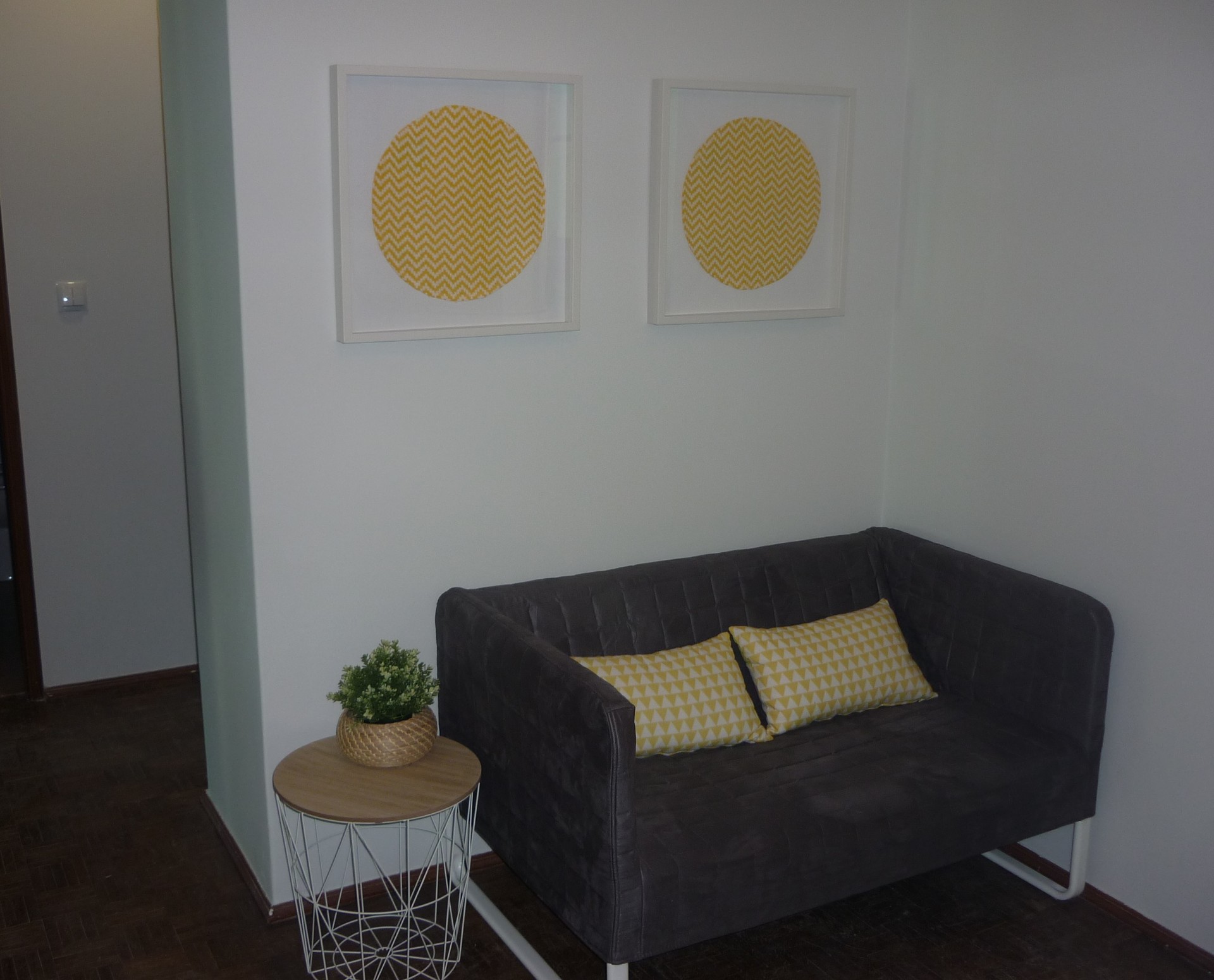 Sunny Room near Alfornelos Subway station and near Universidade Europeia