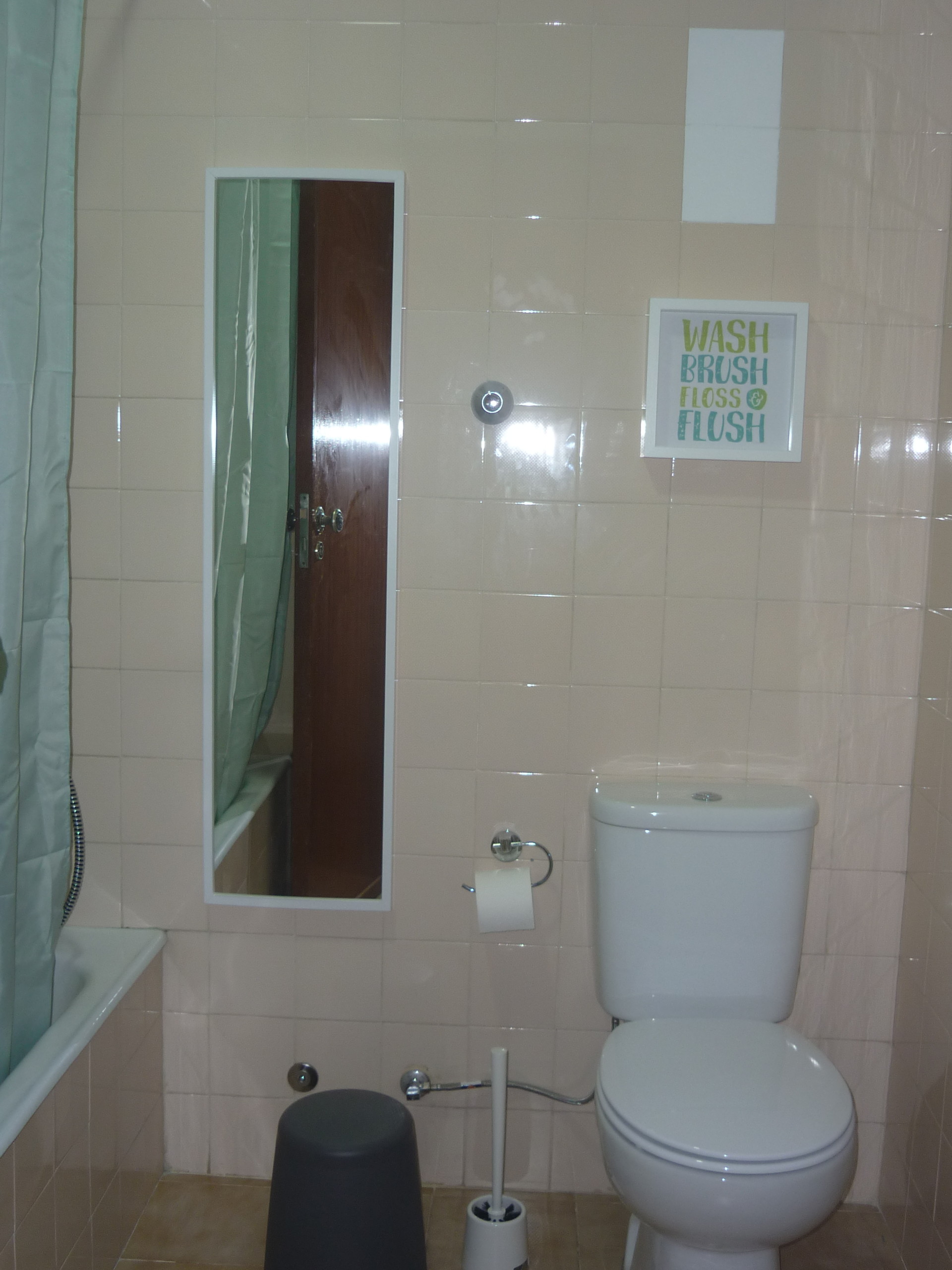 Sunny Room near Alfornelos Subway station and near Universidade Europeia