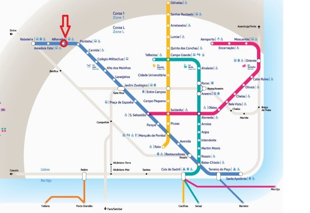 Sunny Room near Alfornelos Subway station and near Universidade Europeia