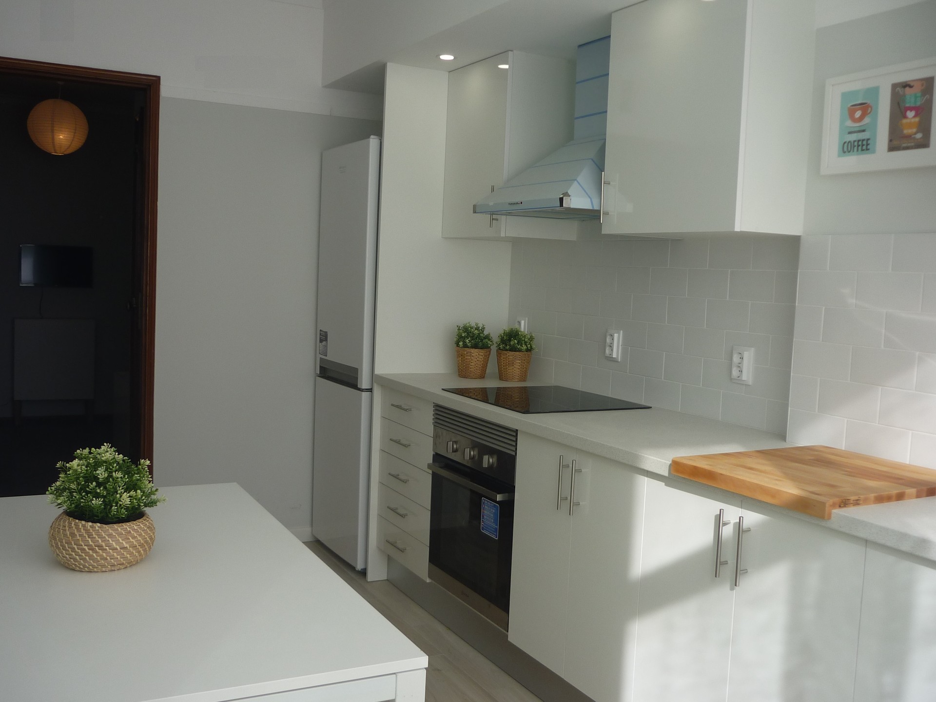 Sunny Room near Alfornelos Subway station and near Universidade Europeia