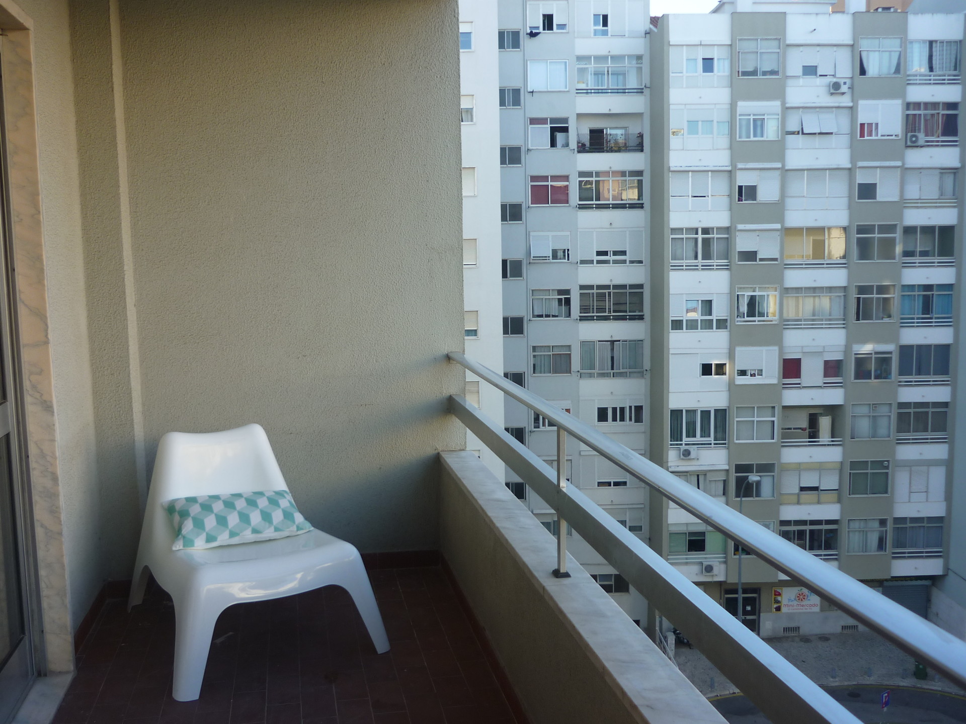 Sunny Room near Alfornelos Subway station and near Universidade Europeia