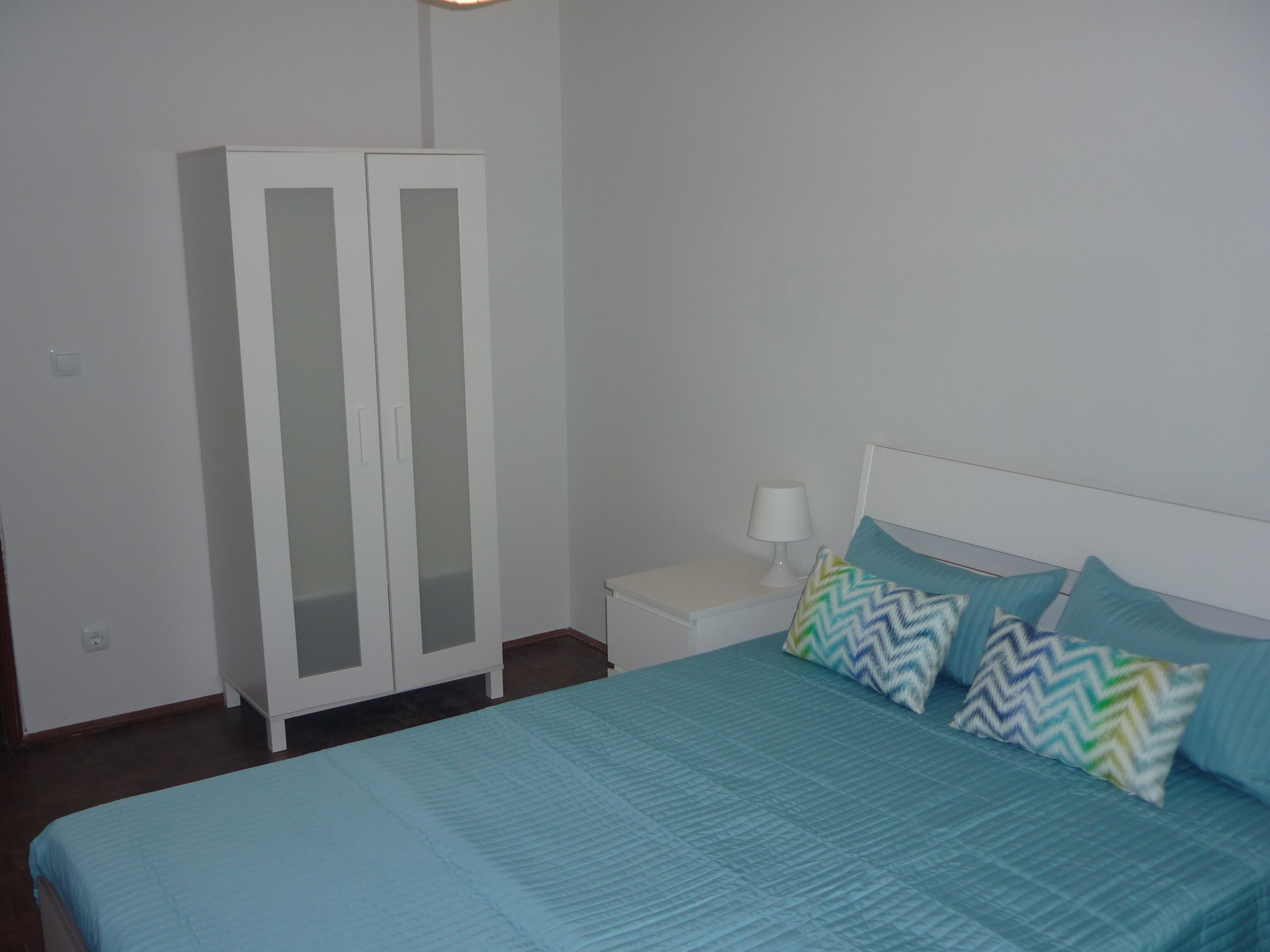 Sunny Room near Alfornelos Subway station and near Universidade Europeia