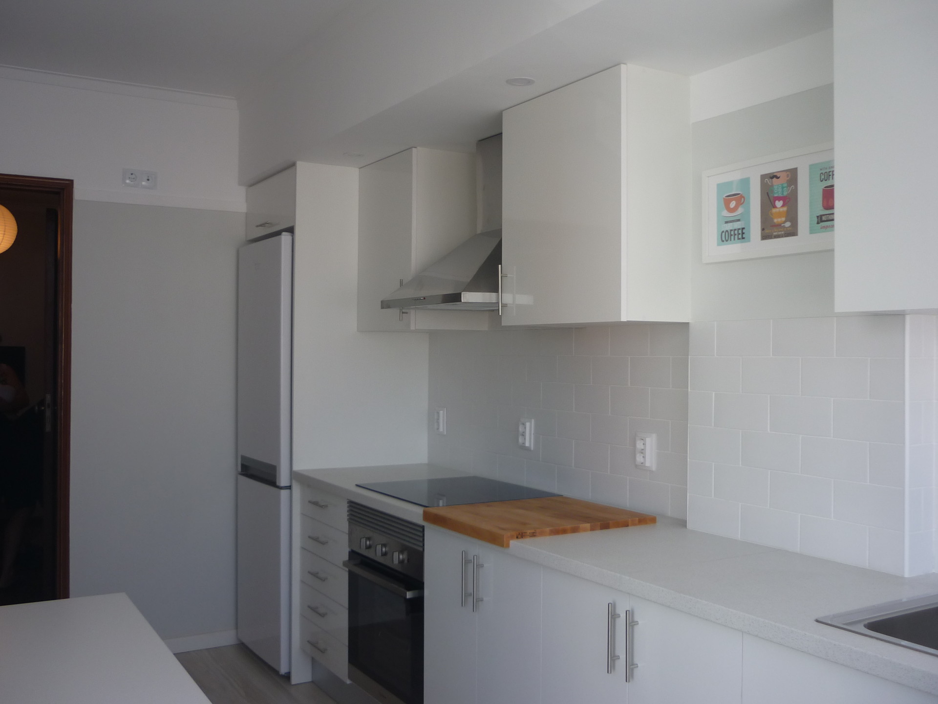 Sunny Room near Alfornelos Subway station and near Universidade Europeia