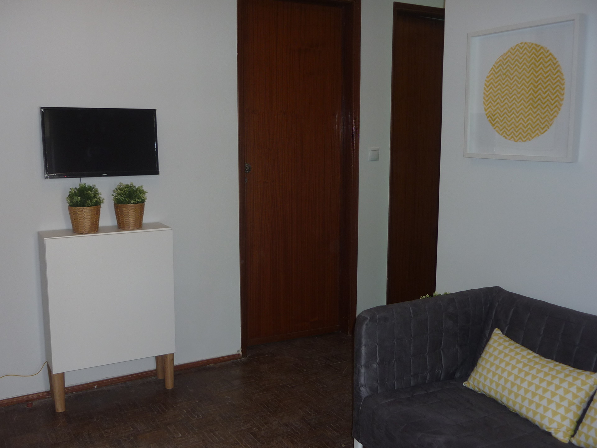 Sunny Room near Alfornelos Subway station and near Universidade Europeia