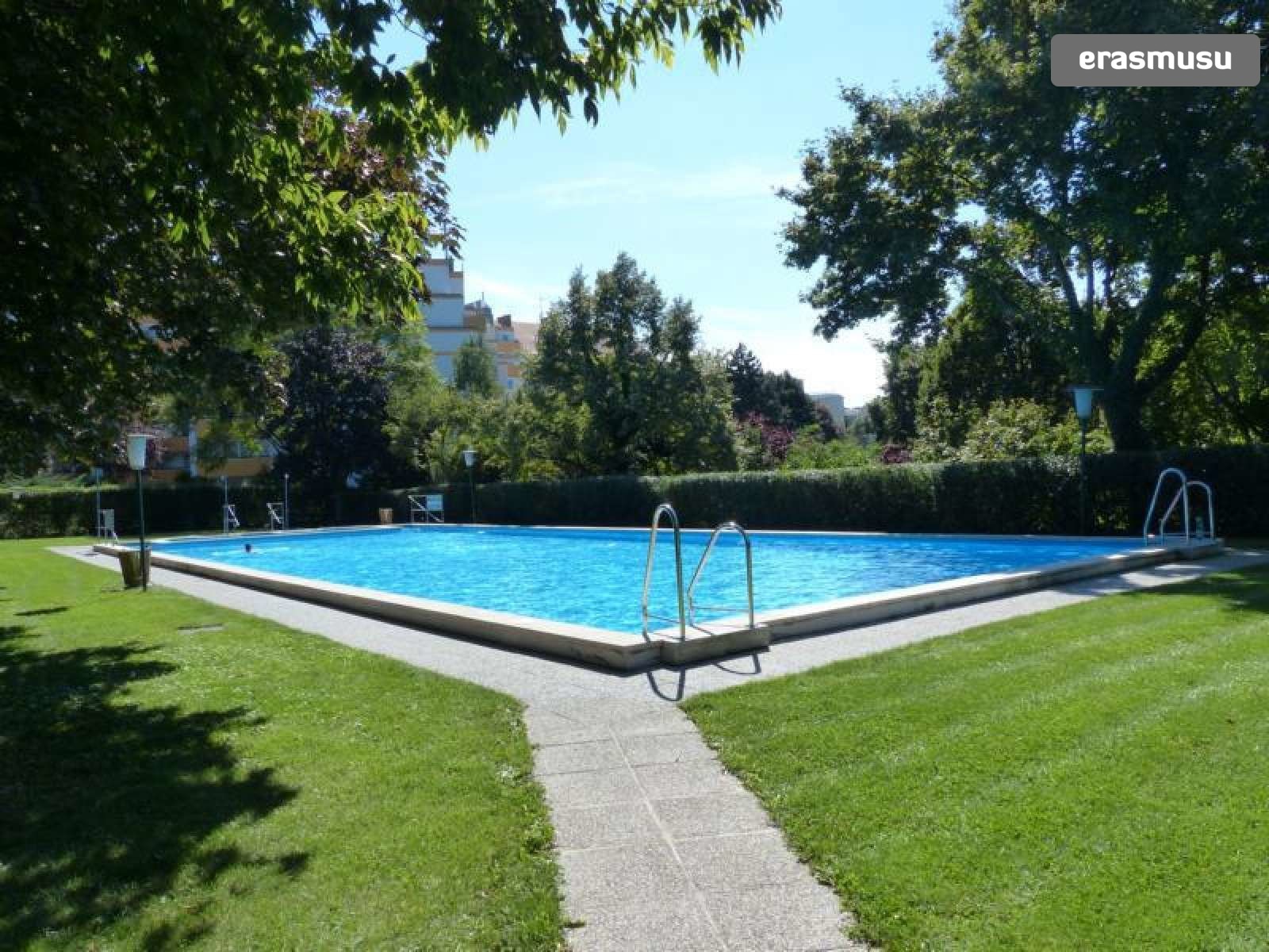 brut on the sports field of FV Floridsdorf. Workshop in FV Wien Floridsdorf (Jedlersdorfer Platz 25, 1210 Vienna). Please Dates & Tickets Sportplatz Europa Werkstatt / April 2020 / Programm 2020