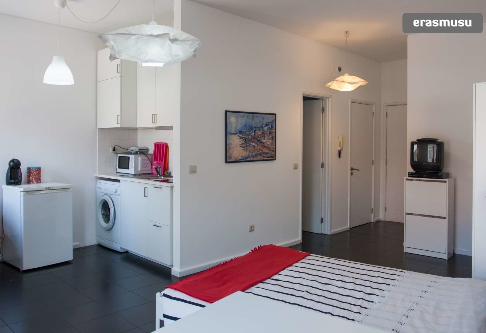 Sunny studio with balcony for rent in Santo Ildefonso