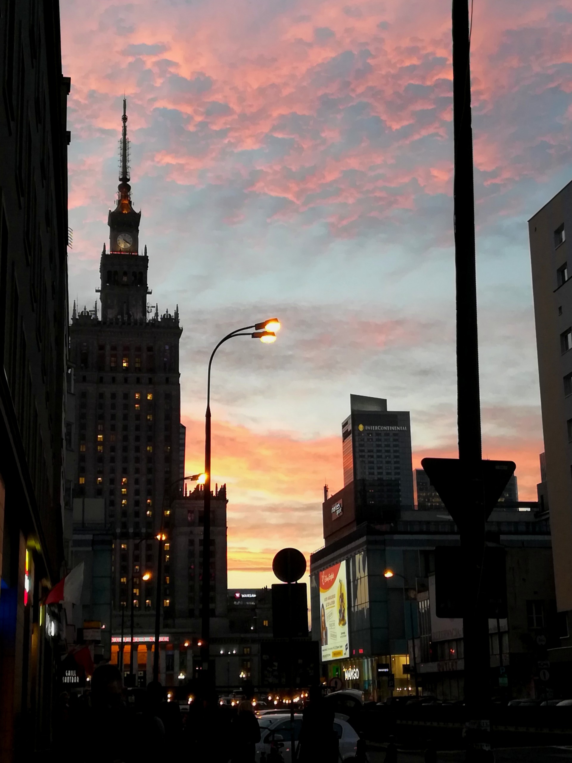 Tramonto sul palazzo della cultura. 