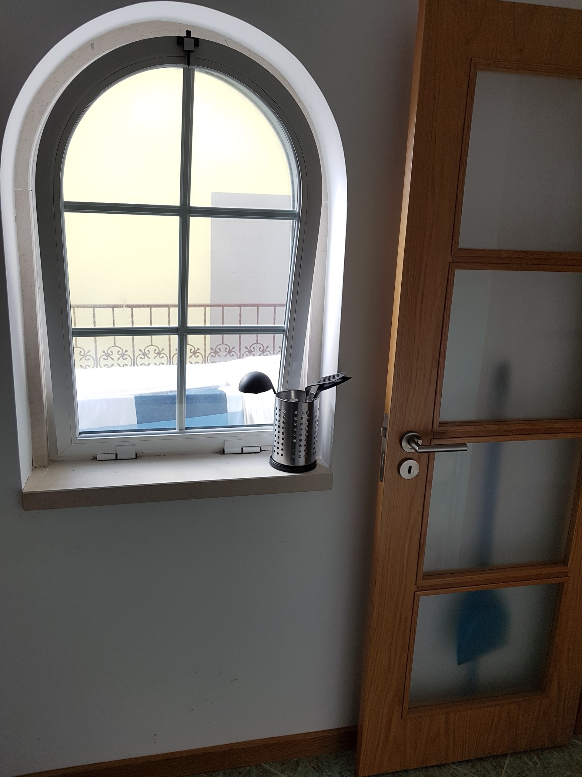 Twin Room With Private Kitchenette Quarto Duplo Com Kitchenette Privativa Em Moradia Nova So Para Estudantes Room For Rent Lisbon