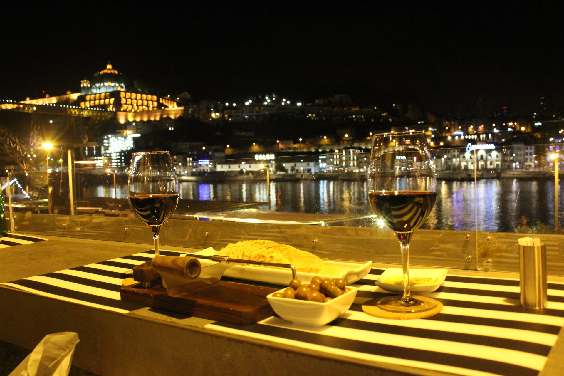 Un buen vino con vista Rio Duero