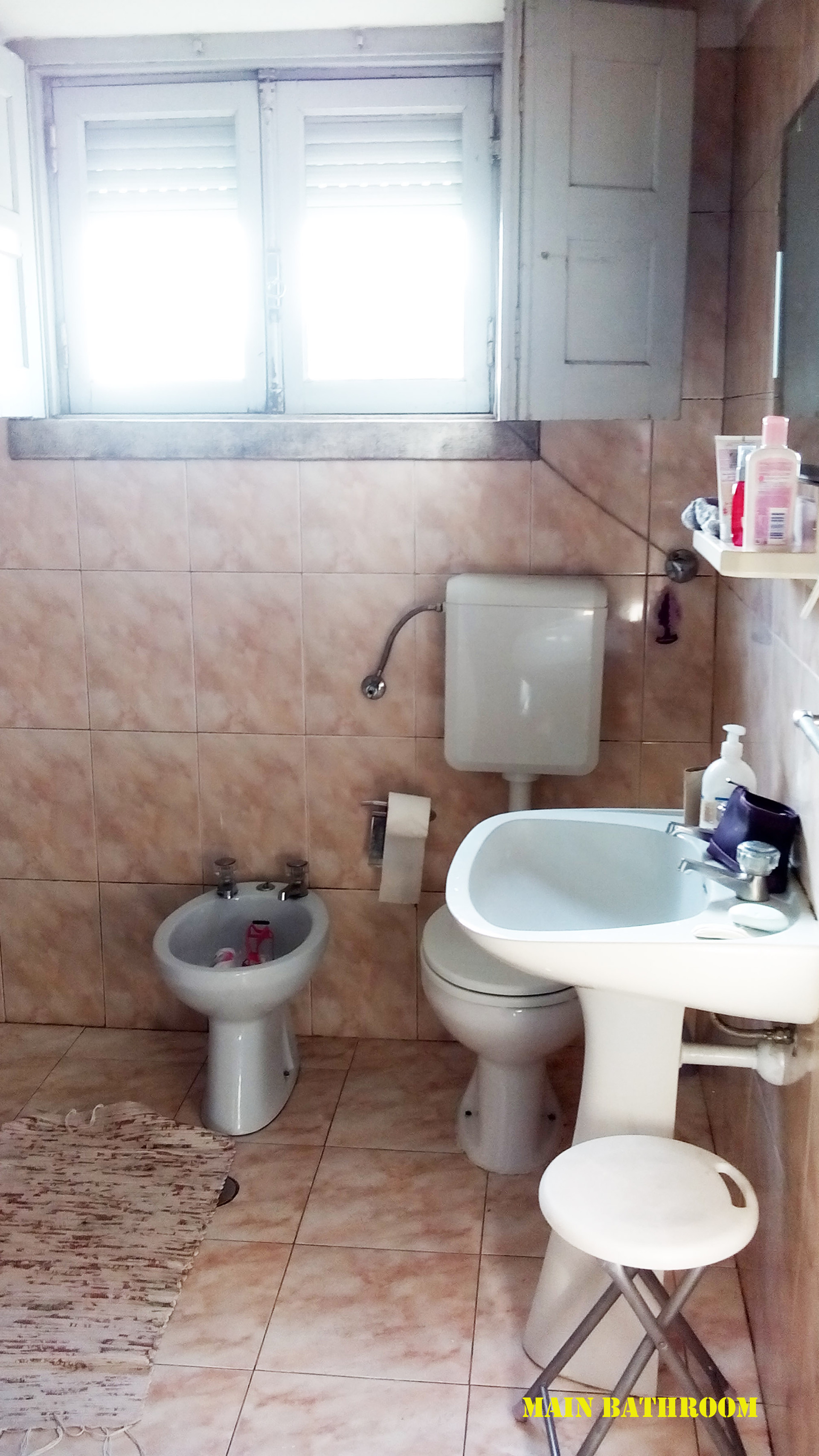 Very good single room with nice views near Pç. da República