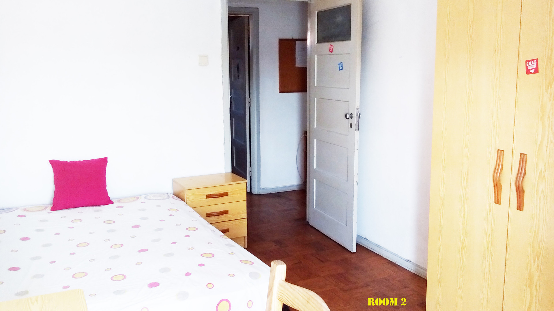 Very good single room with nice views near Pç. da República