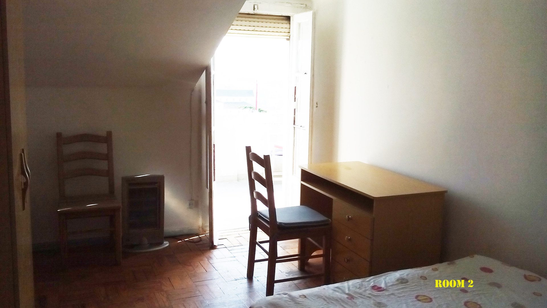 Very good single room with nice views near Pç. da República
