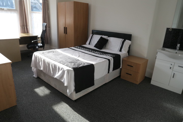 Very Large Room To Rent Apx 300m From Plymouth University