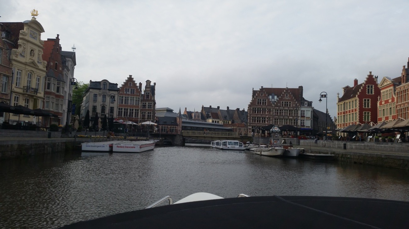 Viajar en barco por los canales de Gante