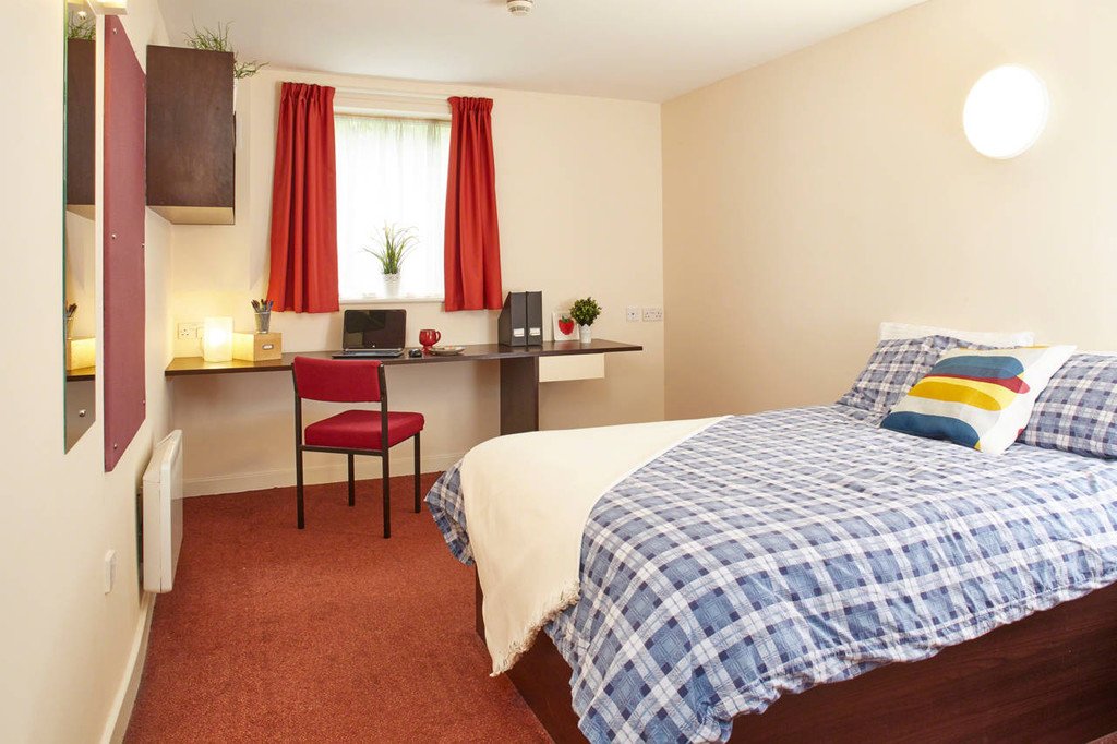 Victoria Hall Student Close walking distance to both