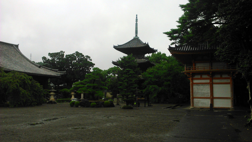 visiting-famous-dojo-ji-temple-5b2d03b7a