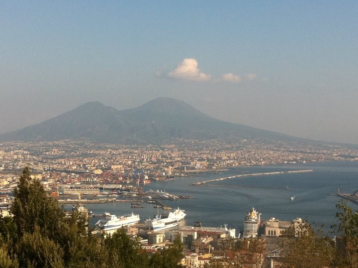 Vista de Vesubio desde el Castell dell'ovo