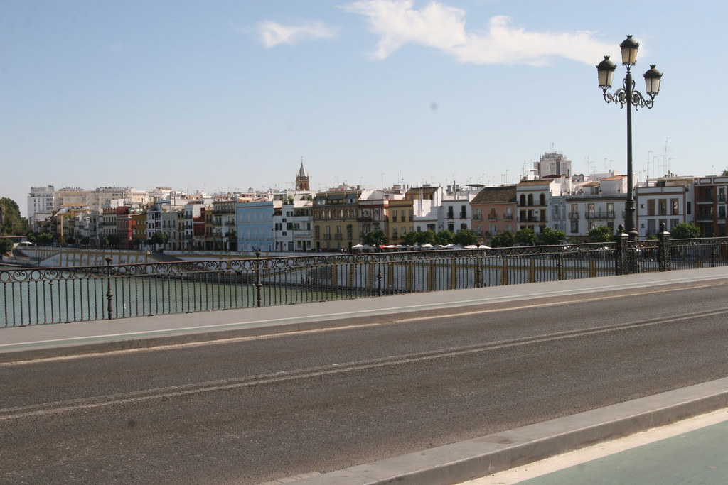 Vue du pont Isabel II sur le Guadalquivir et le quartier de Triana