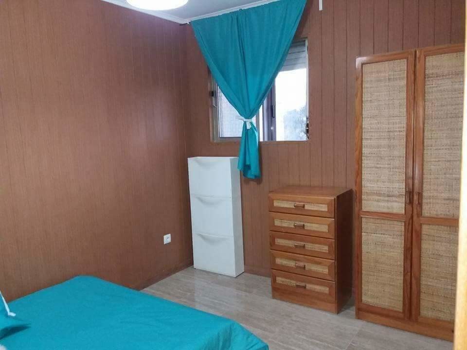 Room for rent in 3-bedroom apartment in Porto with internet